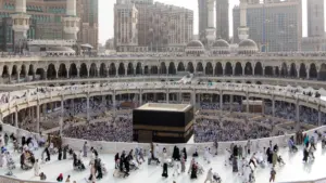 Jamaah haji menunaikan tawaf Ifadah, jenis tawaf yang termasuk rukun haji