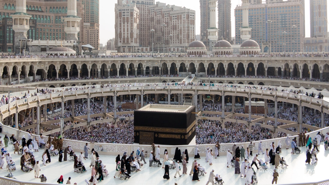 Jamaah haji menunaikan tawaf Ifadah, jenis tawaf yang termasuk rukun haji